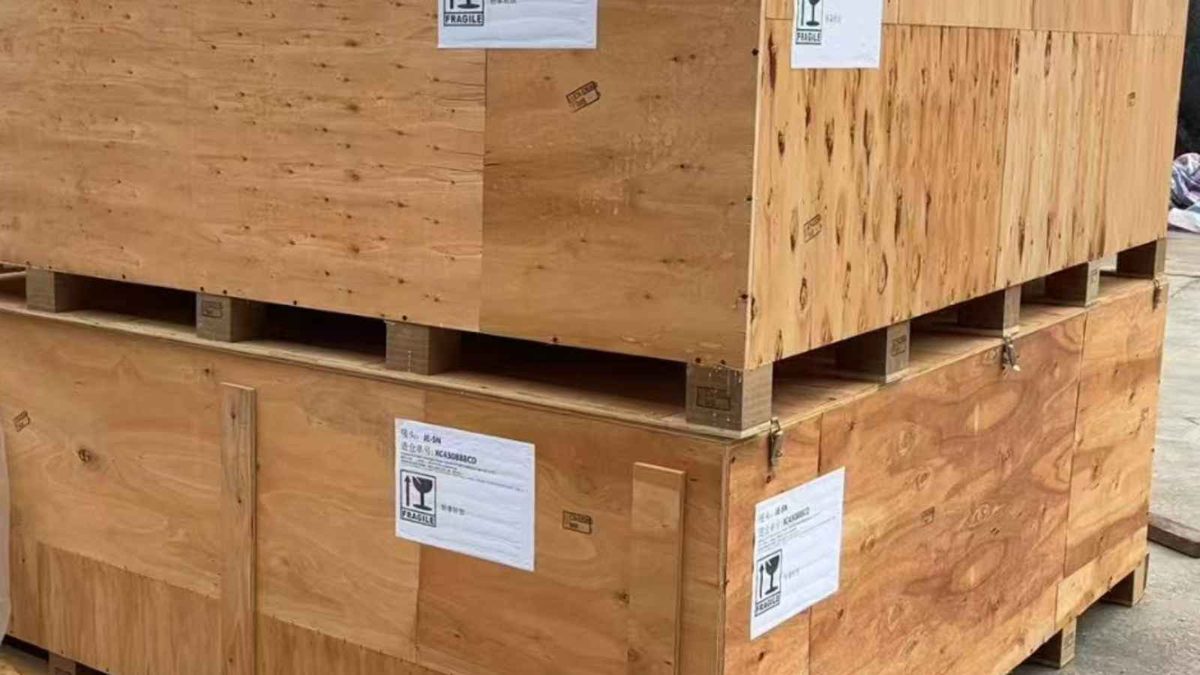 Wooden sauna export packaging inspected for transit protection and international shipping compliance